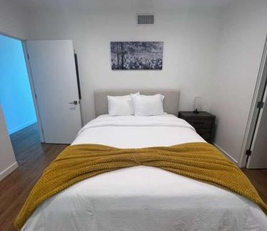 East Village Apartamento | The Lavender Modern 2BR Downtown with Marina Views
