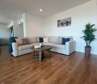 East Village Apartamento | The Lavender Modern 2BR Downtown with Marina Views