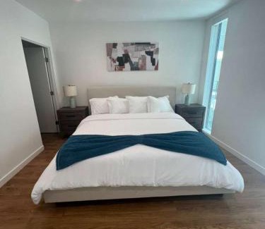 East Village Apartamento | The Lavender Modern 2BR Downtown with Marina Views