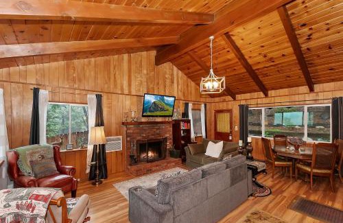 Crestline Casa | The Lazy Bear Cabin - For 6