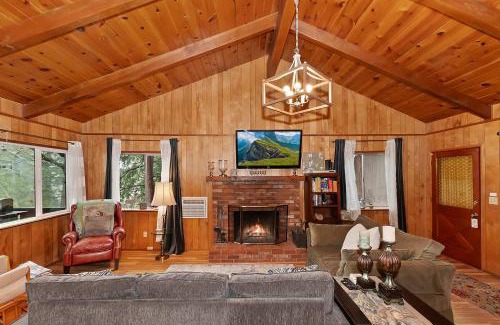 Crestline Casa | The Lazy Bear Cabin - For 6