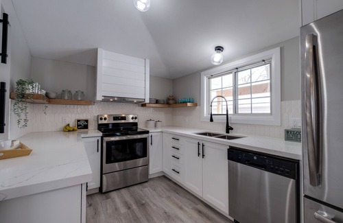 Grand Bend Cabaña | The Lazy Bear Cottage in Grand Bend! Walking Distance to Beach + HOT TUB!