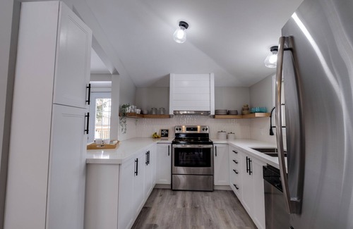 Grand Bend Cabaña | The Lazy Bear Cottage in Grand Bend! Walking Distance to Beach + HOT TUB!