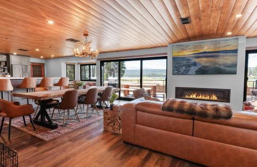 Fawnskin Casa | The Lazy Bear - Indulge in breathtaking views of the expansive lake from this charming cabin.
