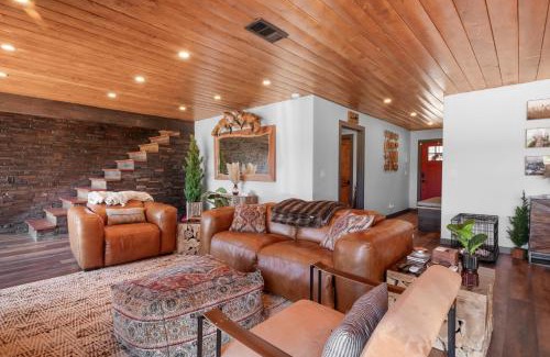 Fawnskin Casa | The Lazy Bear - Indulge in breathtaking views of the expansive lake from this charming cabin.
