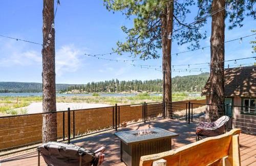 Fawnskin Casa | The Lazy Bear - Indulge in breathtaking views of the expansive lake from this charming cabin.