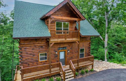 Sevierville Casa | The Lazy Bee - Mountain Views, Pool, Hot Tub & Games for All