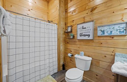 Sevierville Casa | The Lazy Bee - Mountain Views, Pool, Hot Tub & Games for All