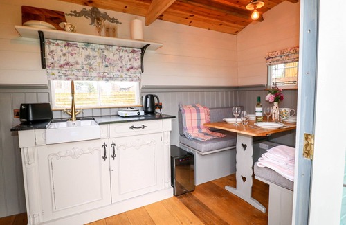Rugeley Cabaña | THE LAZY MARE BY THE WATER, romantic, with hot tub in Abbots Bromley