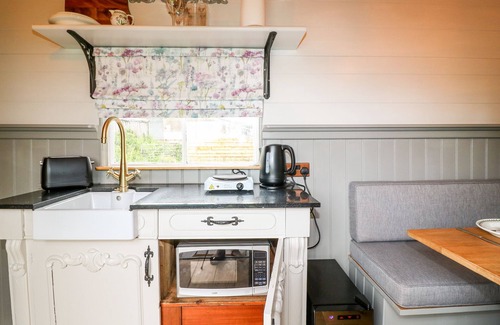 Rugeley Cabaña | The Lazy Mare by The Water