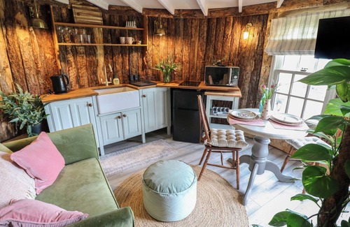 Rugeley Cabaña | THE LAZY SQUIRE BY THE WATER, romantic, with hot tub in Rugeley