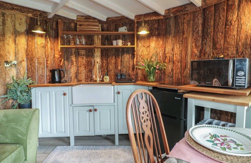 Rugeley Cabaña | THE LAZY SQUIRE BY THE WATER, romantic, with hot tub in Rugeley