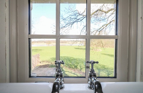 Rugeley Cabaña | THE LAZY SQUIRE BY THE WATER, romantic, with hot tub in Rugeley