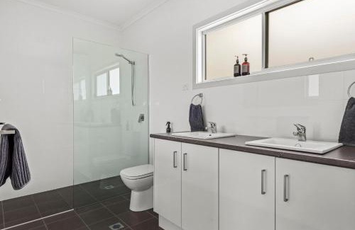 Lake Conjola Complejo | The Leaning Oak Holiday Lifestyles - Lake Conjola