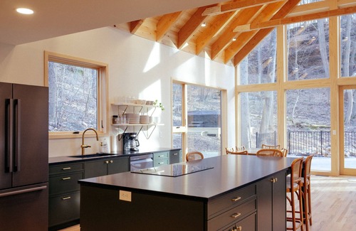Lancaster Cabina | The Ledges Cabin - modern luxury on 35 acres, 8 person hot tub, wood fireplace.