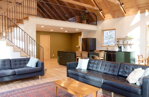 Lancaster Cabina | The Ledges Cabin - modern luxury on 35 acres, 8 person hot tub, wood fireplace.