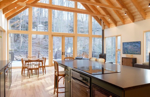 Lancaster Cabina | The Ledges Cabin - modern luxury on 35 acres, 8 person hot tub, wood fireplace.