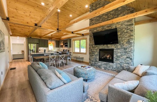 Bartlett Casa | The Ledgeview Lodge | Brand New, Hot tub, Views
