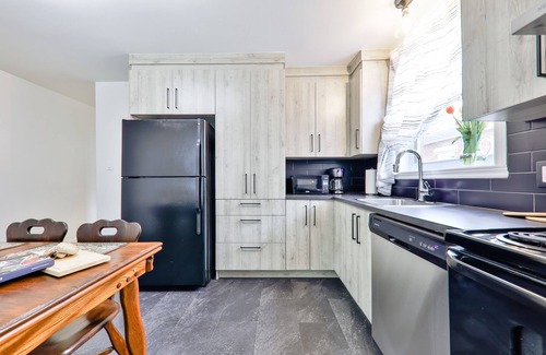 St. Jerome Apartamento | The left door. 2 bedroom apartment in downtown St-Jérome.