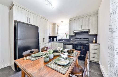 St. Jerome Apartamento | The left door. 2 bedroom apartment in downtown St-Jérome.