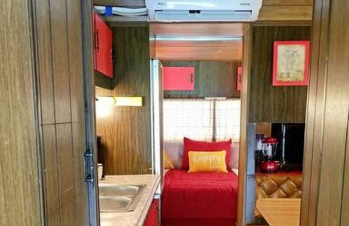 Bryson City Alquiler De RV | ¡El pequeño Caboose rojo en el arroyo!