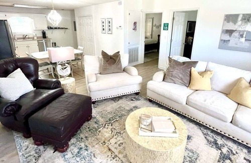 Oxford Casa | The Lila, 2BR Pet-Friendly by Velvet Ditch Villas