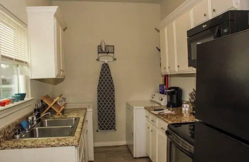 University Casa | The Lily House-Close to Everything!