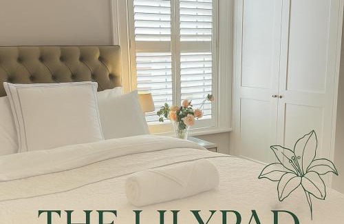 Cheltenham Casa | The Lily Pad - Boutique Townhouse, a short walk to Town Center and Racecourse