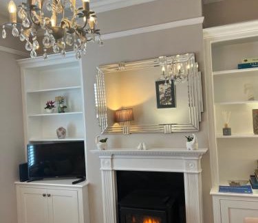 Cheltenham Casa | The Lily Pad - Boutique Townhouse, a short walk to Town Center and Racecourse