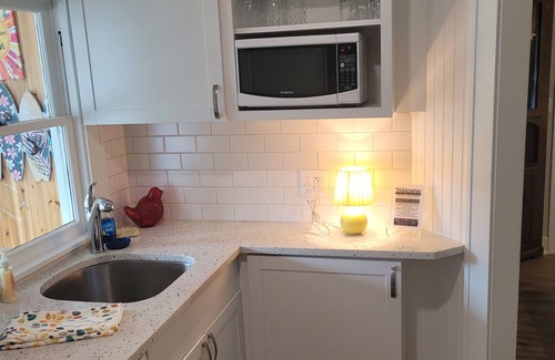 Beulah Cabaña | The Lily Pad on Benzie Blvd. - Super Cute and Great Location! Central Air Conditioning!