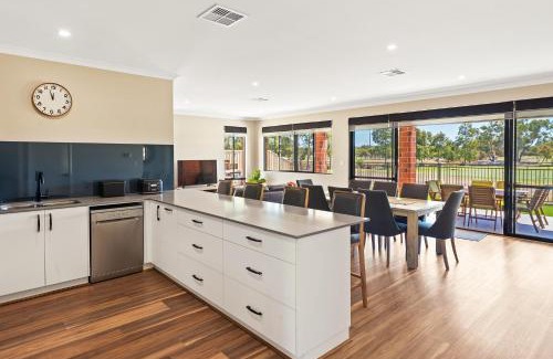 Dunsborough Casa | The Links - fairway views, walk to town, air-con