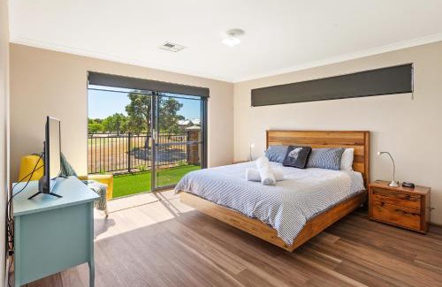 Dunsborough Casa | The Links - fairway views, walk to town, air-con