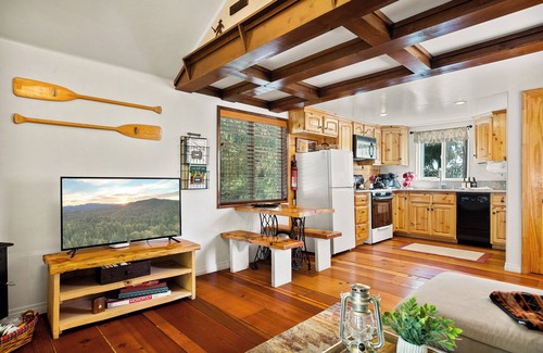 Cedarpines Park Cabina | The Little Bear Cabin - Tiny Romantic Cabin in the Woods!