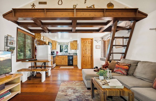 Cedarpines Park Cabina | The Little Bear Cabin - Tiny Romantic Cabin in the Woods!