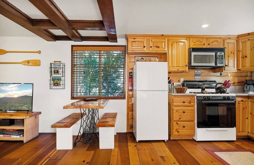 Cedarpines Park Cabina | The Little Bear Cabin - Tiny Romantic Cabin in the Woods!