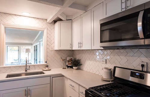 Wake Cabaña | The Little Blue Cottage - Topping : Waterfront!