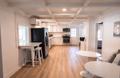 Wake Cabaña | The Little Blue Cottage - Topping : Waterfront!