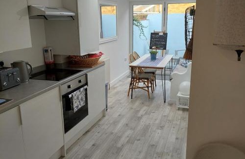 Deal Casa | The little Blue House Cosy two bedroom cottage