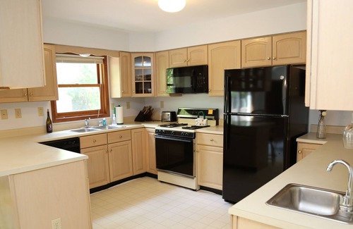 Harbor Springs Cabaña | The Little Castle - 5 Beach - 3 Cottages - Private Waterfront, Walk to Town