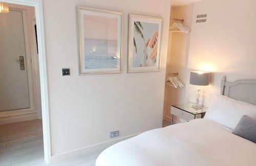 Swalecliffe Casa | The Little Limes - Ensuite Double Room Own Entrance in Art Deco House