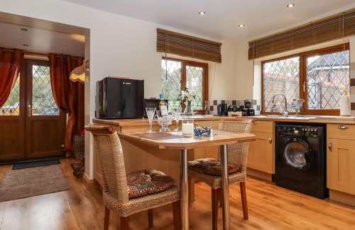 Beckley Cabaña | THE LITTLE LODGE, pet friendly, with a garden in Broad Oak