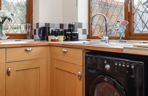 Beckley Cabaña | THE LITTLE LODGE, pet friendly, with a garden in Broad Oak