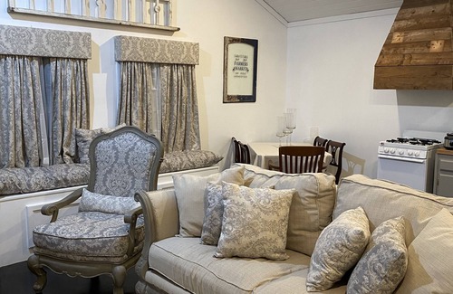 Laurel Cabaña | The Little Manor on 7th, secluded cottage moments from Historic Downtown Laurel