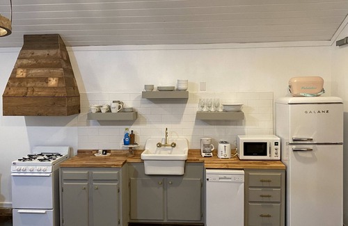 Laurel Cabaña | The Little Manor on 7th, secluded cottage moments from Historic Downtown Laurel
