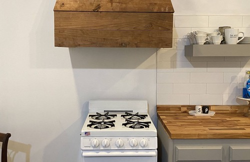 Laurel Cabaña | The Little Manor on 7th, secluded cottage moments from Historic Downtown Laurel
