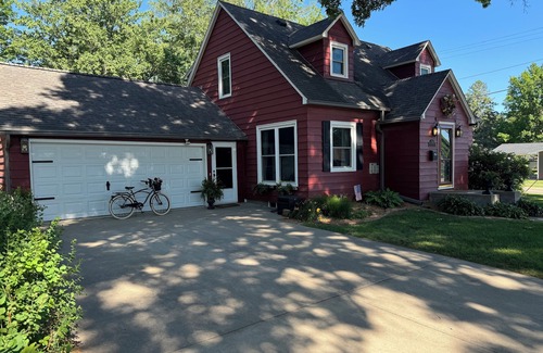 Grundy Center Casa | The Little Red Cottage is 1-bedroom on Main Level with access to the main floor