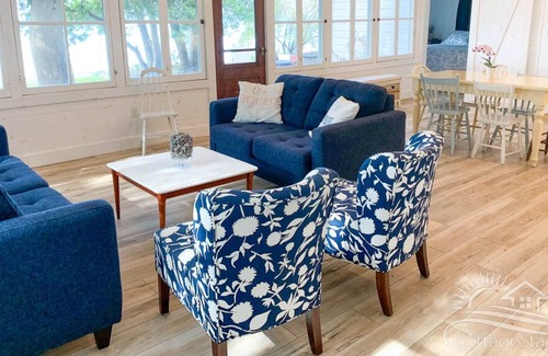 Bluewater Cabina | The Little White Cottage - charming waterfront cottage-steps from the Lake