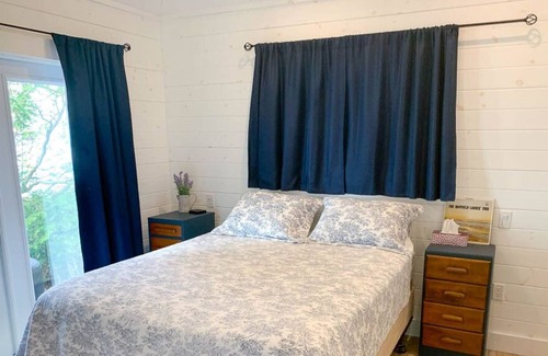 Bluewater Cabina | The Little White Cottage - charming waterfront cottage-steps from the Lake