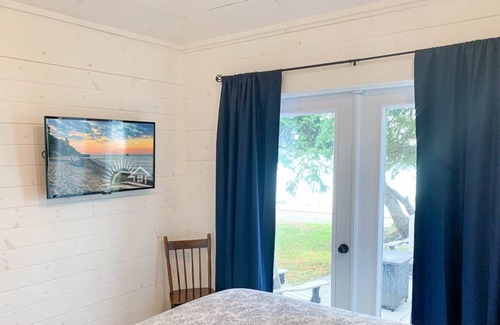 Bluewater Cabina | The Little White Cottage - charming waterfront cottage-steps from the Lake
