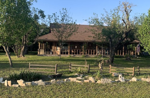 Salado Casa | The Live Oak Home: private area with song birds, wildlife and bright stars.